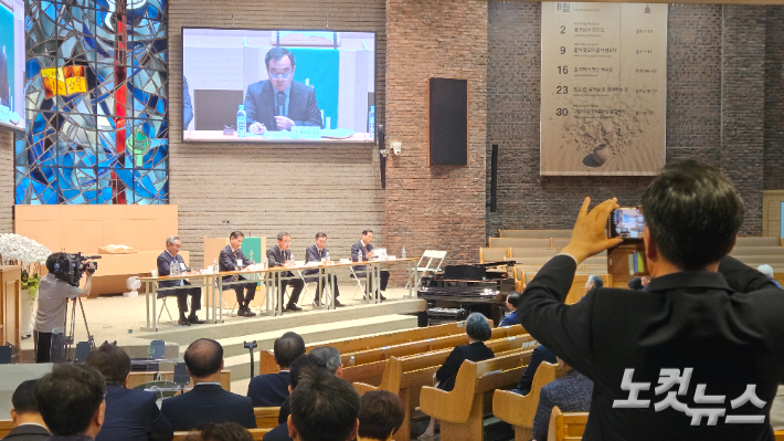 대한예수교장로회 통합총회 111회기 선거관리위원장 윤한진 장로가 지난 18일 갑작스레 사임 의사를 밝혀 배경에 관심이 쏠리고 있다. 사진은 지난 13일 서울 연동교회에서 열린 부총회장 후보 수도권지역 정견발표회 모습. 송주열 기자