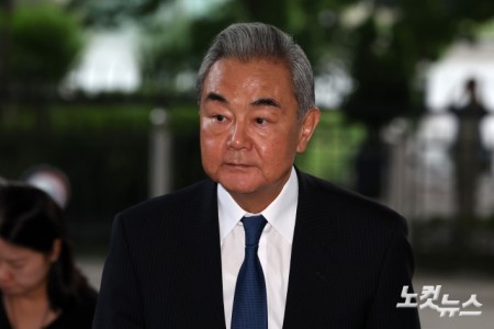 왕이 중국공산당 외사판공실 주임 겸 외교부장이 19일 저녁 한중 외교장관회담을 위해 서울 종로구 외교부에 도착하고 있다.