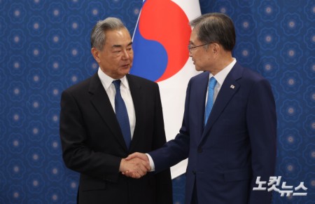 조현 외교부장관이 19일 오후 서울 종로구 외교부 청사에서 방한한 중국 왕이 외교부장과 한중 외교장관회의에 앞서 기념촬영을 하고 있다.