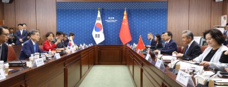 조현 외교부장관이 19일 오후 서울 종로구 외교부 청사에서 방한한 중국 왕이 외교부장과 한중 외교장관회의를 가진 가운데 인사말을 하고 있다.