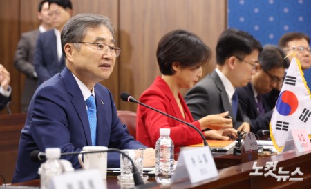 조현 외교부장관이 19일 오후 서울 종로구 외교부 청사에서 방한한 중국 왕이 외교부장과 한중 외교장관회의를 가진 가운데 인사말을 하고 있다.