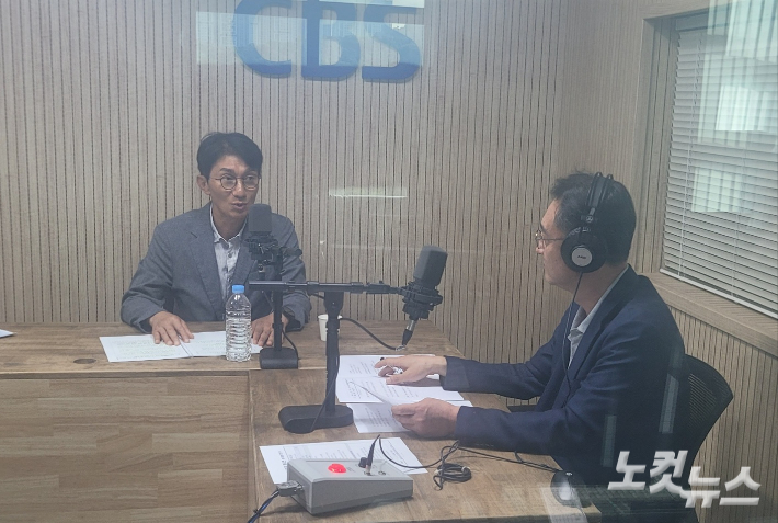 왼쪽부터 김성일 오송바이오진흥재단 사묵국장, 김종현 앵커. 충북CBS