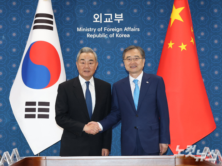 조현 외교부장관이 19일 오후 서울 종로구 외교부 청사에서 방한한 중국 왕이 외교부장과 한중 외교장관회의에 앞서 기념촬영을 하고 있다. 류영주 기자