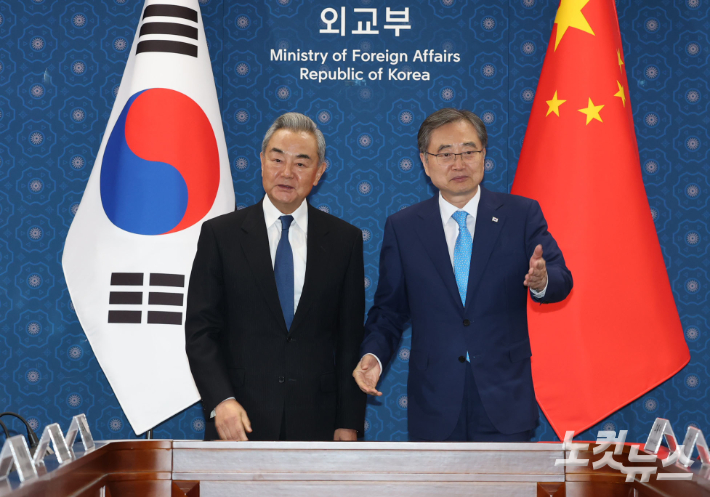 조현 외교부장관(오른쪽)이 19일 오후 서울 종로구 외교부 청사에서 방한한 중국 왕이 외교부장과 한중 외교장관회의에 앞서 기념촬영을 하고 있다. 류영주 기자