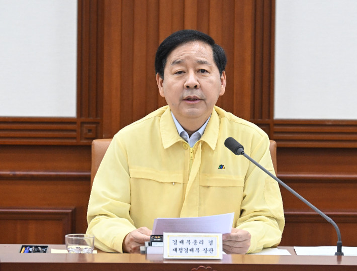 구윤철 부총리 겸 재정경제부 장관이 20일 서울 종로구 정부서울청사에서 열린 '비상경제본부 회의 겸 경제관계장관회의 겸 민생물가 특별관리 관계장관 TF'를 주재, 모두발언을 하고 있다. 재정경제부 제공