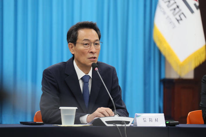 지난 14일 민선 9기 1차 실국장회의를 주관하고 있는 우상호 강원도지사. 강원도 제공 