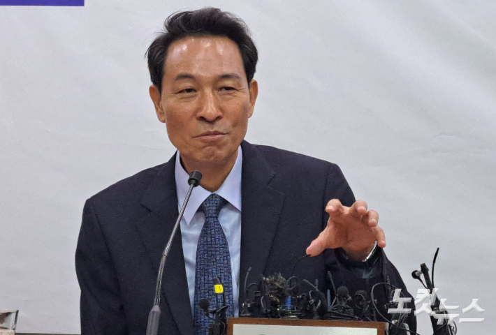 지난 12일 강원도청 기자실에서 기자간담회를 열어 전임 도정에서 임명된 출자, 출연기관장 거취에 대한 견해를 밝히고 있는 우상호 강원도지사. 진유정 기자
