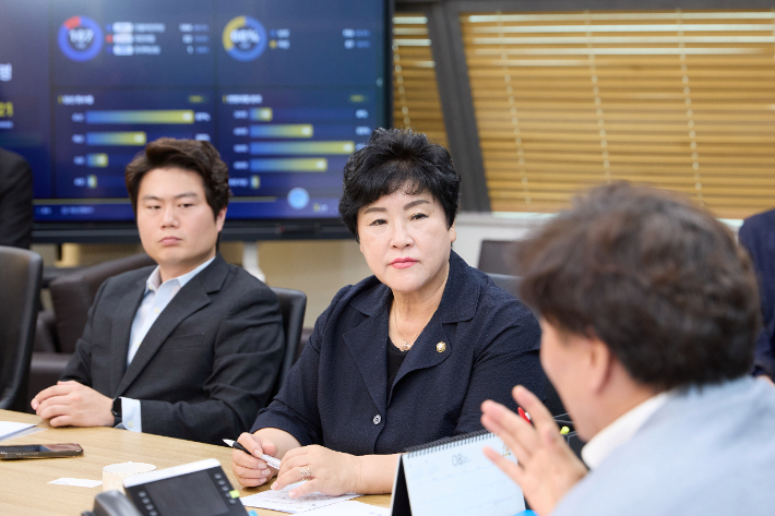 장정순(사진 가운데) 경기 용인시의장이 19일 경기도의회를 방문해 남종섭 경기도의회 의장 취임과 대한민국시도의회의장협의회 회장 선출을 축하하고, 경기미래투자공사 설립 등 주요 현안에 대해 의견을 나눴다. 용인시의회 제공