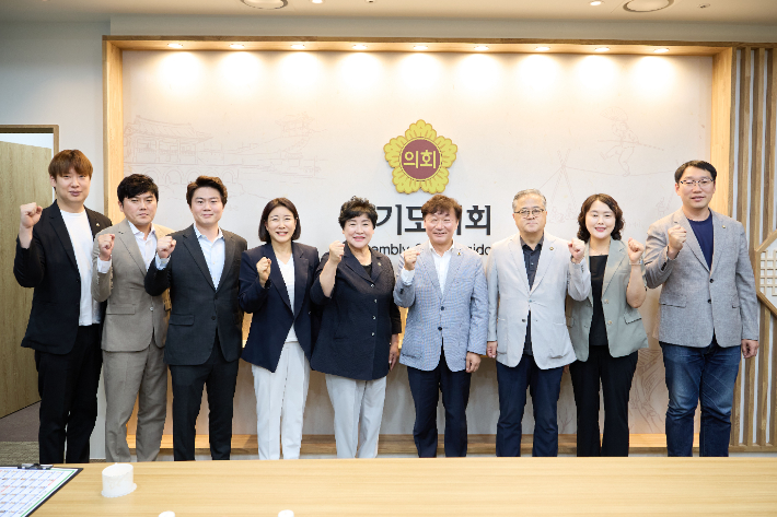 경기 용인시의회 의장단이 19일 경기도의회를 방문해 남종섭(오른쪽에서 네 번째) 경기도의회 의장과 지역 현안을 논의했다. 용인시의회 제공