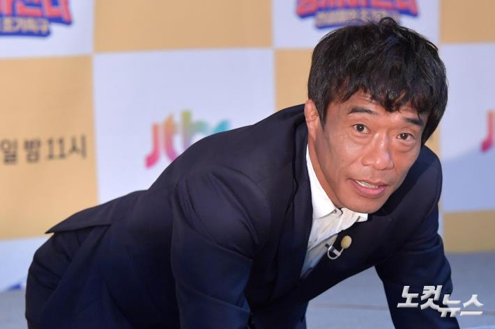 지난 2019년 TV 예능프로그램 제작발표회에 참석해 포즈를 취하고 있는 심권호. 박종민기자