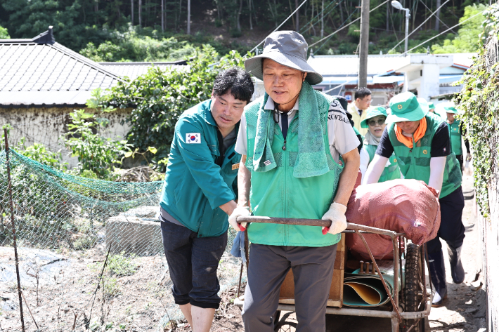박완수 경남지사 수해 복구 동참. 경남도청 제공 
