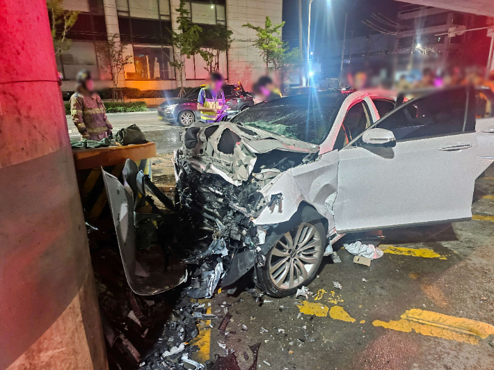 20일 부산 사상구의 한 교차로를 달리던 승용차가 동서고가도로 하부 교각을 들이받아 30대 운전자가 숨졌다. 부산경찰청 제공 