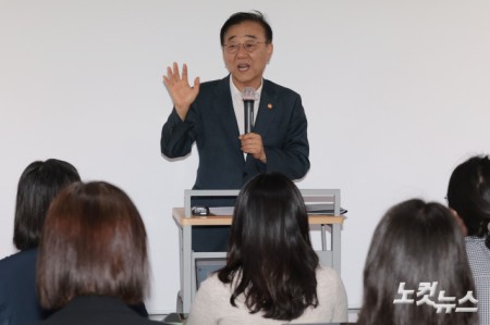 김윤덕 국토교통부 장관이 20일 서울 중구 상연재에서 오세훈 서울시장과의 면담 결과를 발표하고 있다.