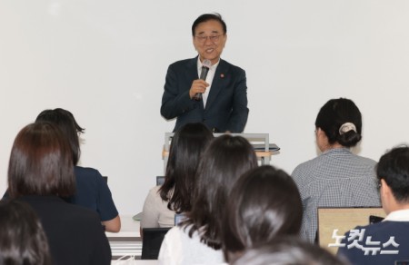 김윤덕 국토교통부 장관이 20일 서울 중구 상연재에서 오세훈 서울시장과의 면담 결과를 발표하고 있다.