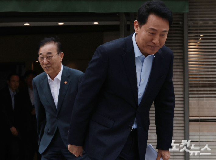 김윤덕 국토교통부 장관과 오세훈 서울시장이 20일 오전 서울 중구 커퍼런스하우스 달개비에서 '용산공원 주택공급' 관련 회동을 가진 후 나서고 있다. 류영주 기자
