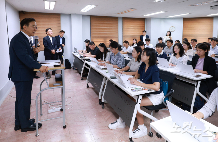 김윤덕 국토교통부 장관이 20일 서울 중구 상연재에서 오세훈 서울시장과의 면담 결과를 발표하고 있다. 류영주 기자