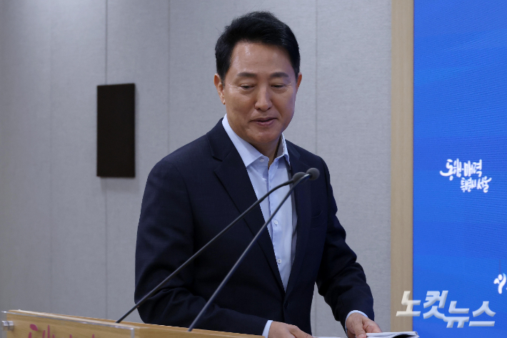 오세훈 서울시장이 20일 김윤덕 국토교통부 장관과의 면담 결과를 발표하기 위해  서울시청 브리핑룸에 들어서고 있다. 박종민 기자
