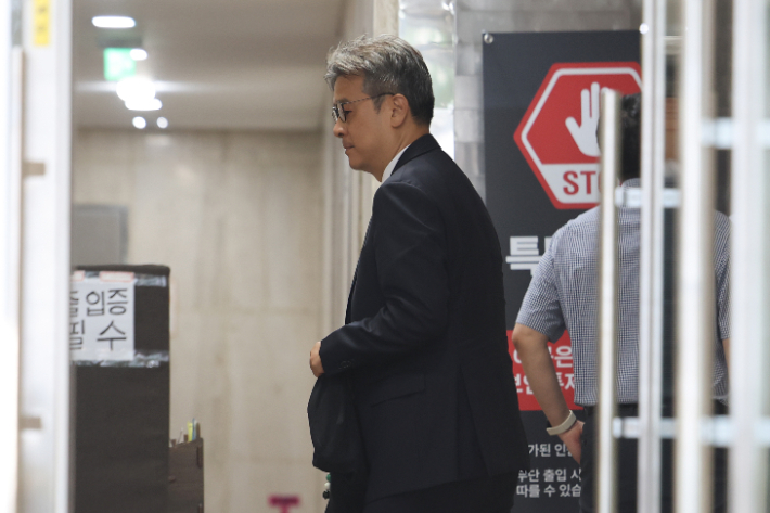 이창수 전 서울중앙지검장이 15일 도이치모터스 주가조작 수사무마 의혹 관련 허위공문서작성 등 피의자 조사를 위해 경기도 과천 2차종합특검에 출석하고 있다. 연합뉴스