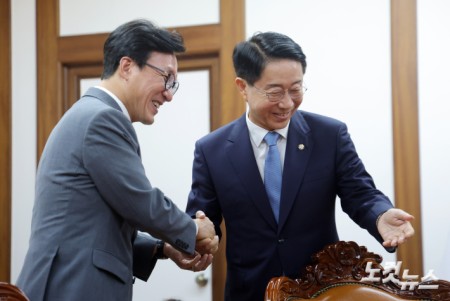 손잡은 조정식 국회의장-김민석 민주당 신임 대표
