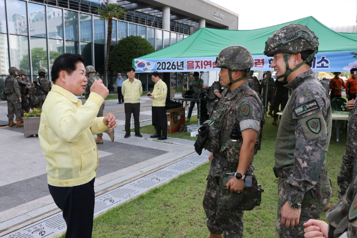 공영민 군수가 을지연습에서 현역 지휘관과 대화하고 있다. 고흥군 제공