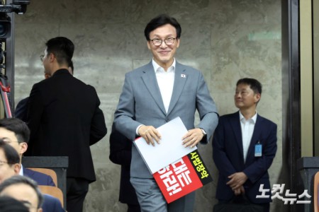 의원총회 참석하는 김민석 대표