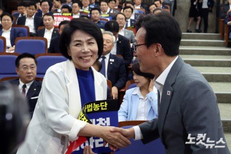 인사하는 김민석 대표-최민희 최고위원