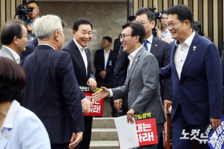 의총 참석하며 의원들과 인사하는 김민석 대표