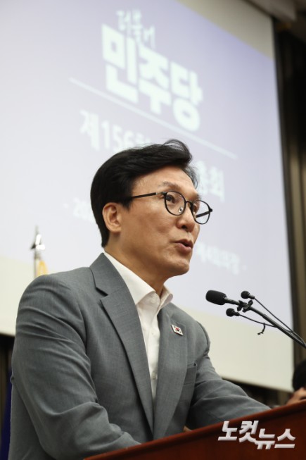 의원총회 발언하는 김민석 대표