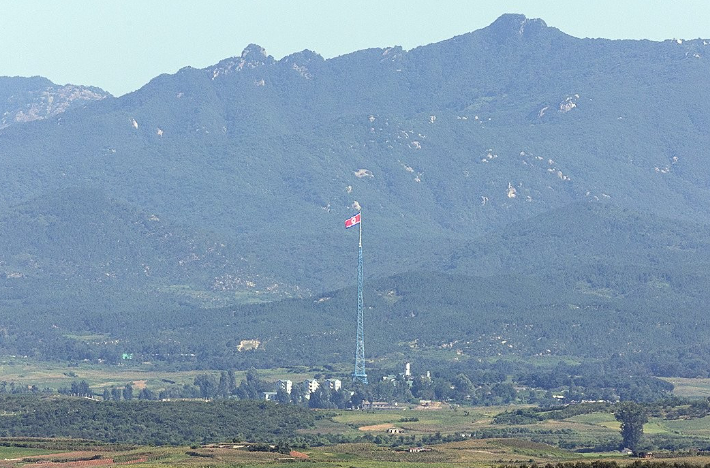 경기도 파주시 오두산 통일전망대에서 바라본 비무장지대(DMZ) 북측 기정동 마을에서 인공기가 펄럭이고 있다. 연합뉴스