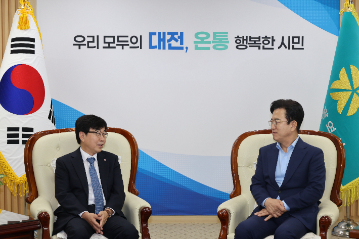 인태연 소진공 이사장(왼쪽)과 허태정 대전시장이 20일 지역경제 활성화를 위한 협력 방안에 대해 논의하고 있다. 소진공 제공