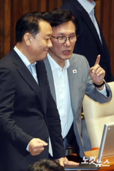 대화하는 김민석 대표-이광재 의원