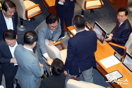 국민의힘 의원들과 인사하는 민주당 김민석 대표