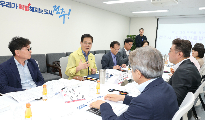 전주시는 20일 시청에서 '비상 재정 극복을 위한 재정혁신특별위원회' 제2차 회의를 열고 재정운용 원칙과 대규모 투자사업 조정 방향 등을 논의했다. 전주시 제공