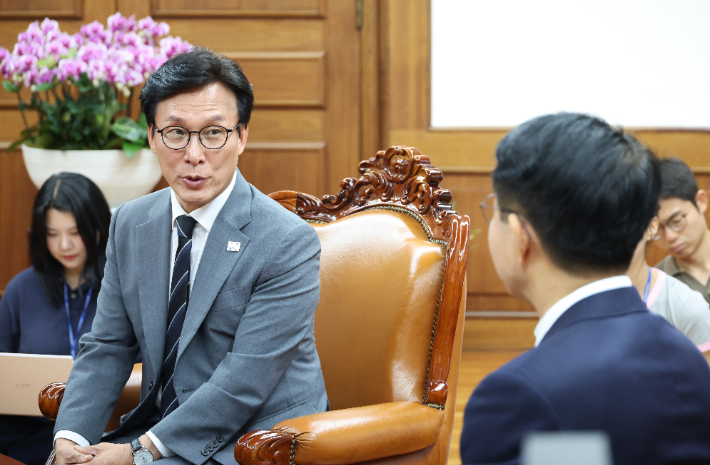 조정식 국회의장과 더불어민주당 김민석 대표가 20일 국회의장실에서 만나 환담하고 있다. 연합뉴스