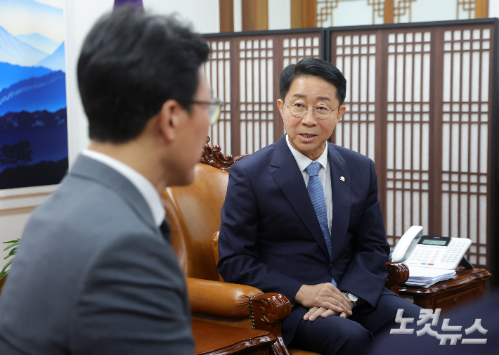 조정식 국회의장이 20일 서울 여의도 국회 의장실에서 더불어민주당 김민석 대표를 접견하고 있다. 윤창원 기자