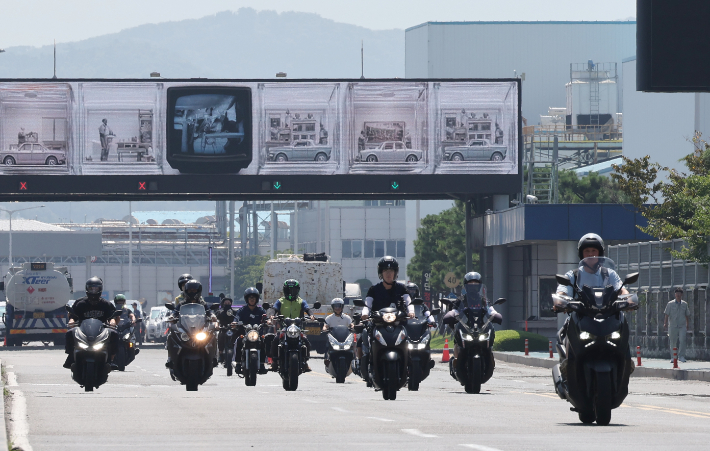 20일 울산시 북구 현대자동차 울산공장 명촌정문에서 오전조 근무자들이 4시간 부분파업으로 일찍 퇴근하고 있다. 연합뉴스