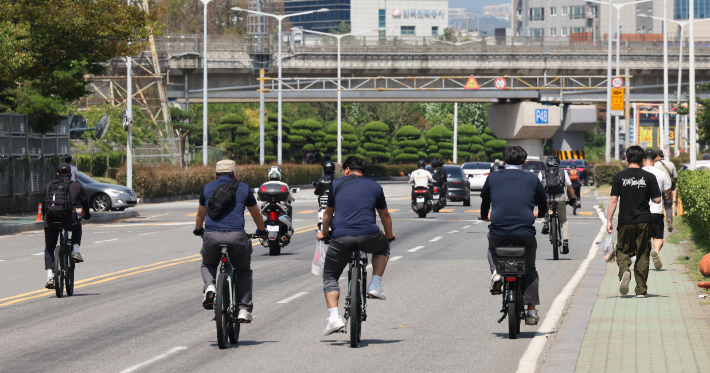 8월 20일 울산 북구 현대자동차 울산공장 명촌정문에서 오전조 근무자들이 4시간 부분파업으로 일찍 퇴근하고 있다. 연합뉴스