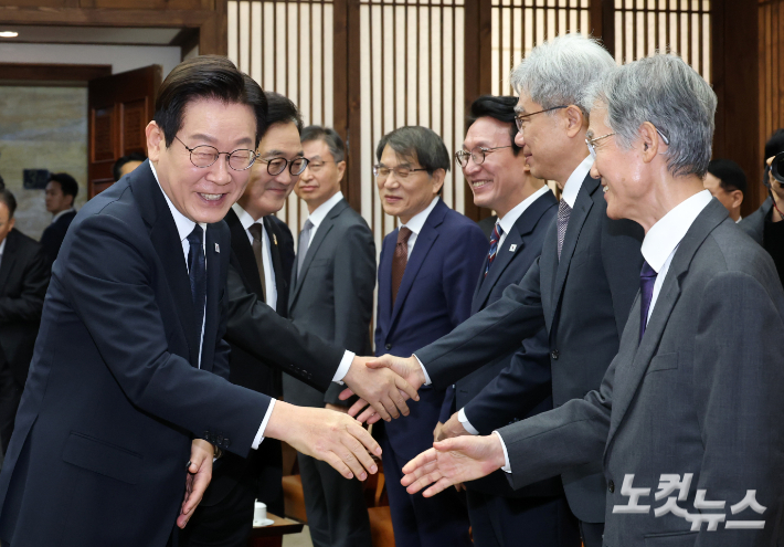 이재명 대통령(왼쪽)이 조희대 대법원장(오른쪽)과 악수한 후 지나가고 있다. 윤창원 기자