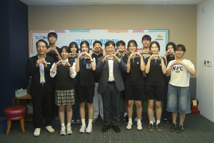 조용식 울산광역시교육감은 8월 20일 시교육청 창의계발실에서 중학교 학생참여위원회 대표 학생들과 간담회를 열고 기념사진을 찍었다. 울산교육청 제공