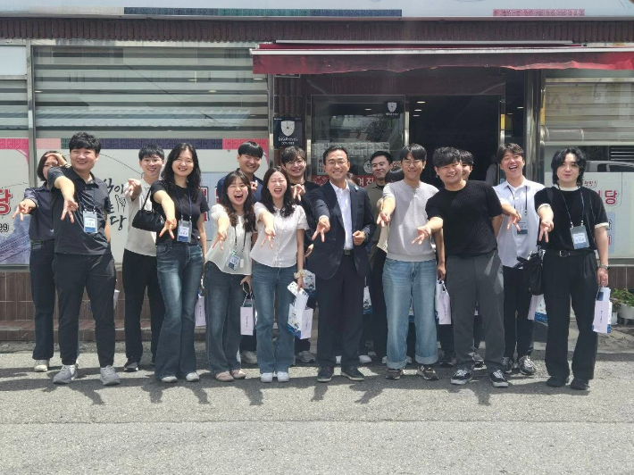서영학 시장(앞줄 가운데)과 후배 예비사무관들 기념촬영. 여수시 제공