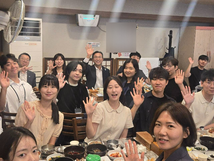 서영학 시장(맨뒷줄 가운데)이 후배 예비사무관들과 함께 했다. 여수시 제공