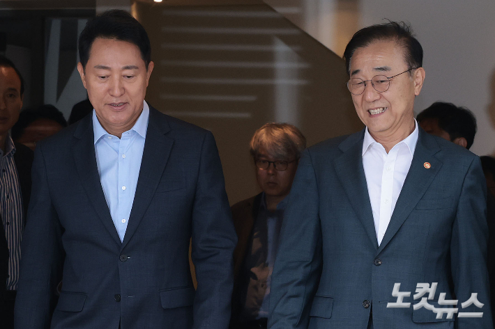 김윤덕 국토교통부 장관과 오세훈 서울시장이 20일 '용산공원 주택공급' 관련 회동을 가진 후 밖으로 나서고 있다. 류영주 기자