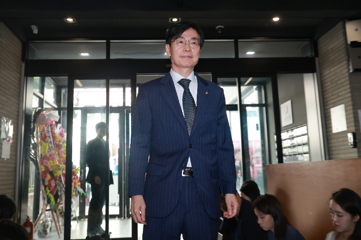 국민의힘 조경태 의원이 18일 서울 영등포구 여의도 중앙당사에서 열린 당 중앙윤리위원회 전체회의에 출석하고 있다. 연합뉴스