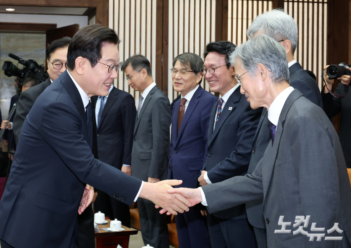 시정연설을 위해 국회를 방문한 이재명 대통령(왼쪽)이 4일 국회의장접견실에서 열린 환담에서 조희대 대법원장(오른쪽)과 악수하고 있다. 윤창원 기자