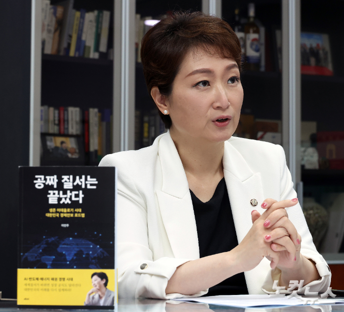 더불어민주당 이언주 의원이 20일 서울 여의도 국회 의원회관에서 CBS노컷뉴스와 인터뷰를 하고 있다. 윤창원 기자
