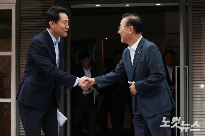 김윤덕 국토교통부 장관과 오세훈 서울시장이 20일 오전 서울 중구 커퍼런스하우스 달개비에서 '용산공원 주택공급' 관련 회동을 가진 후 나서고 있다. 류영주 기자