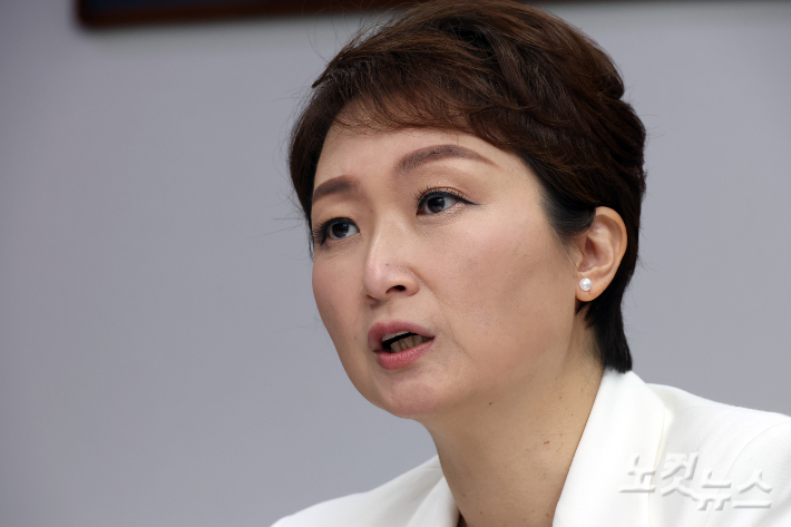 더불어민주당 이언주 의원이 20일 서울 여의도 국회 의원회관에서 CBS노컷뉴스와 인터뷰를 하고 있다. 윤창원 기자