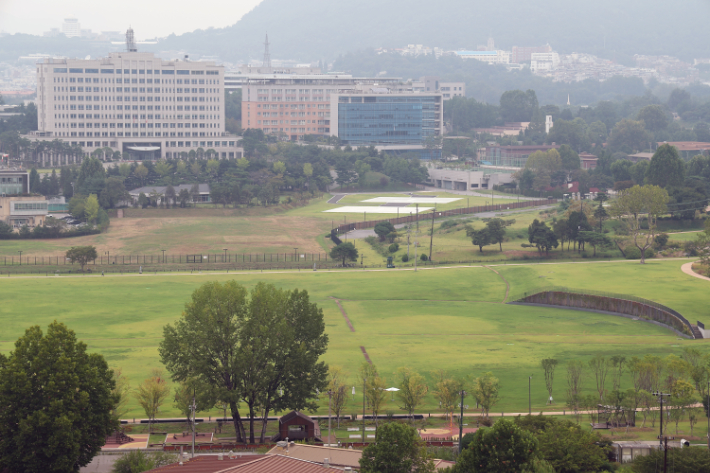 김윤덕 국토교통부 장관과 오세훈 서울시장이 20일 만나 용산공원을 활용한 주택 공급 등 서울 주택 문제를 협의한다. 더불어민주당은 용산공원 주택 공급과 관련해 당 차원의 여론조사 추진을 검토 중이다. 연합뉴스