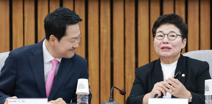 국민의힘 장동혁 대표와 임이자 신임 정책위의장이 20일 국회에서 국민의힘 정책위원회와 여의도연구원이 연 이재명 정부 2년차 평가 토론회 '벼랑 끝 서민·중산층, 흔들리는 대한민국'에 참석해 대화하고 있다. 연합뉴스