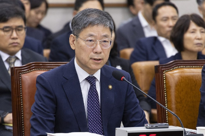 노경필 법원행정처장이 19일 국회에서 열린 법제사법위원회 전체 회의에 출석해 조희대 대법원장의 대법관 제청 과정과 관련한 의원들의 질의에 답하고 있다. 연합뉴스
